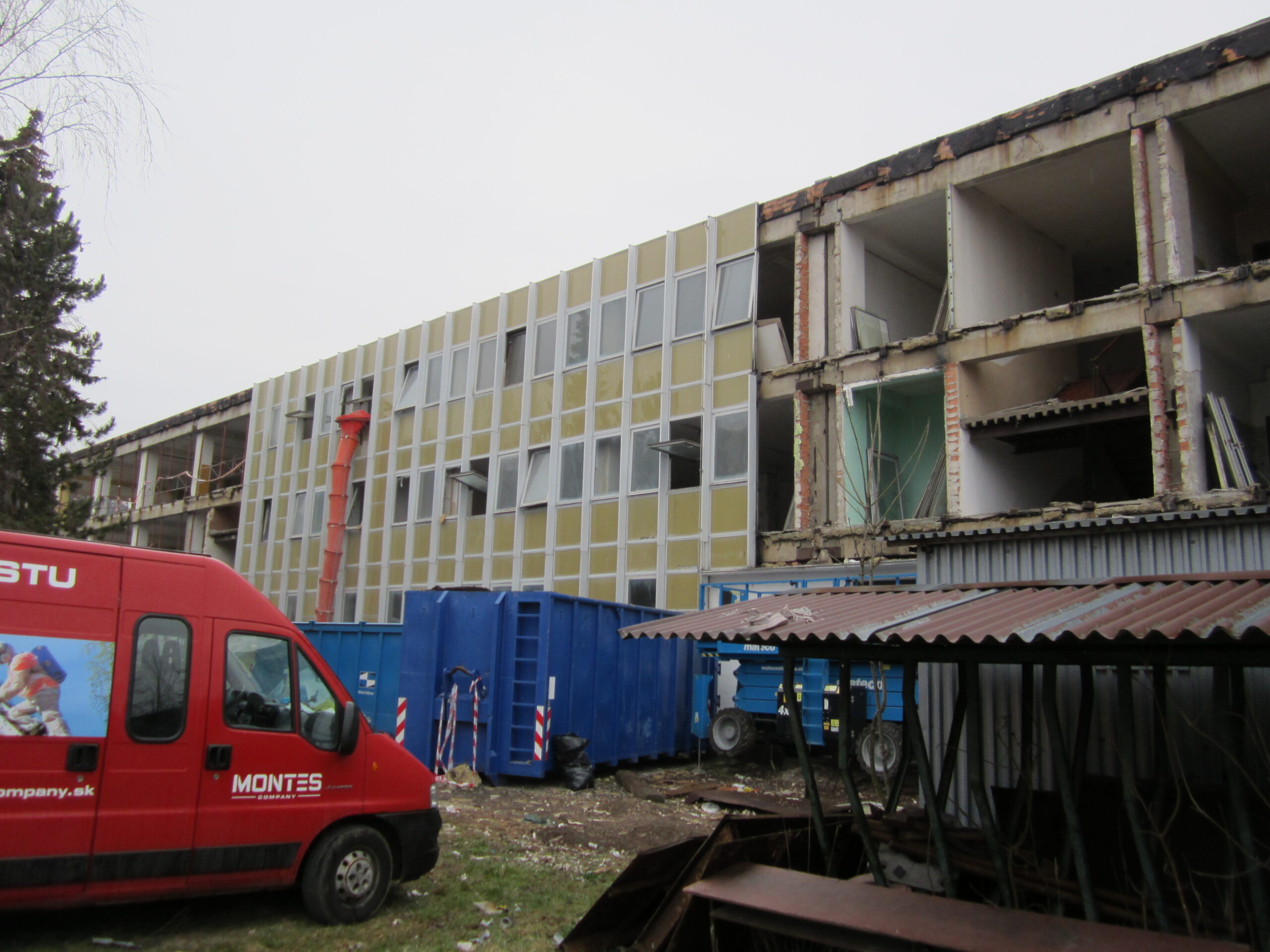 11 Spojená stredná škola Detva – opláštenie + priečky