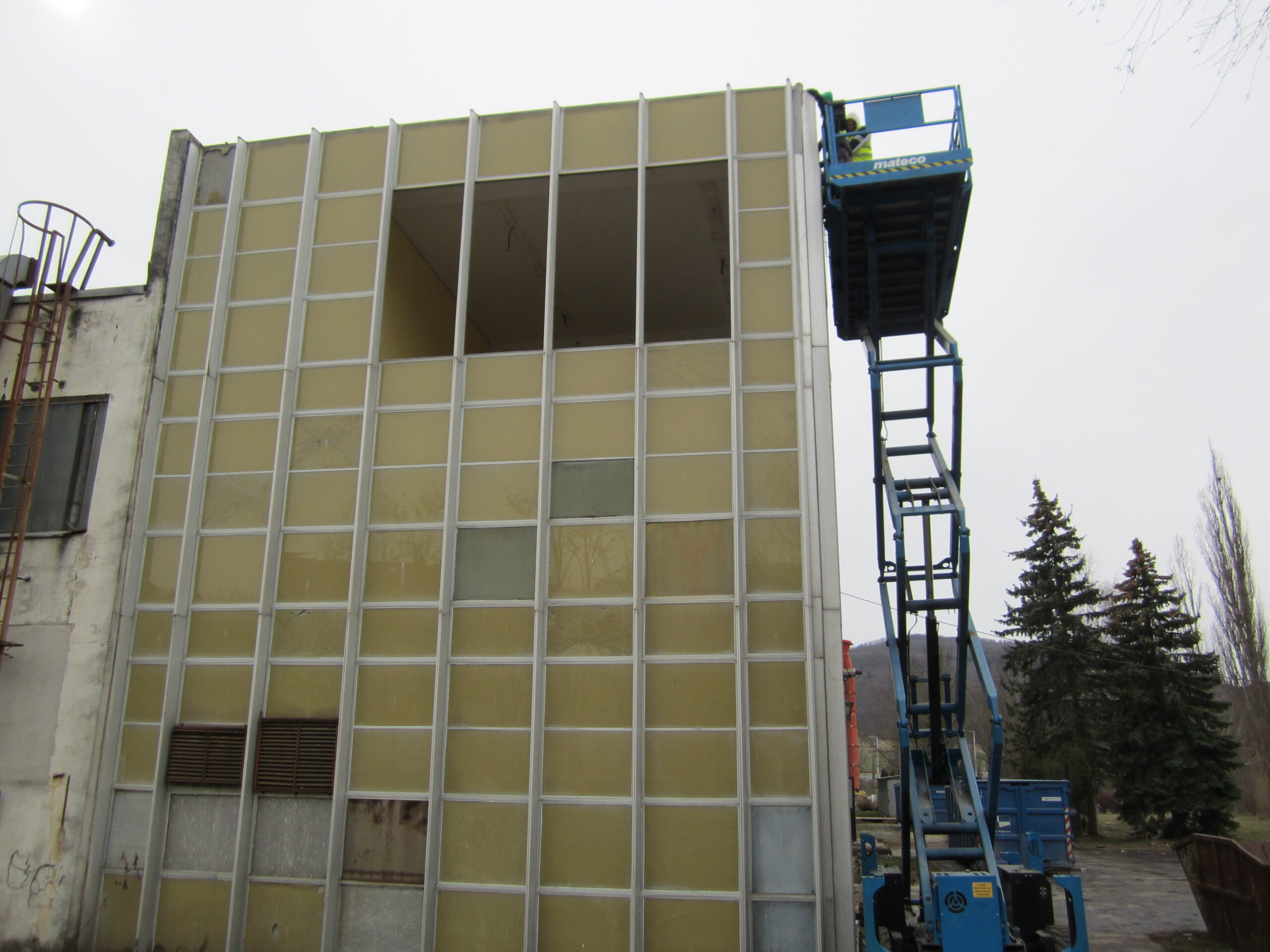 21 Spojená stredná škola Detva – opláštenie + priečky