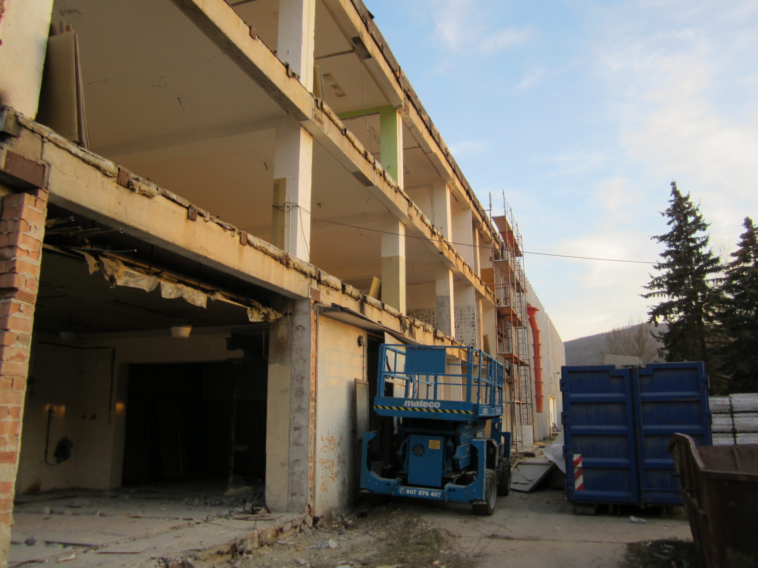 6 Spojená stredná škola Detva – opláštenie + priečky