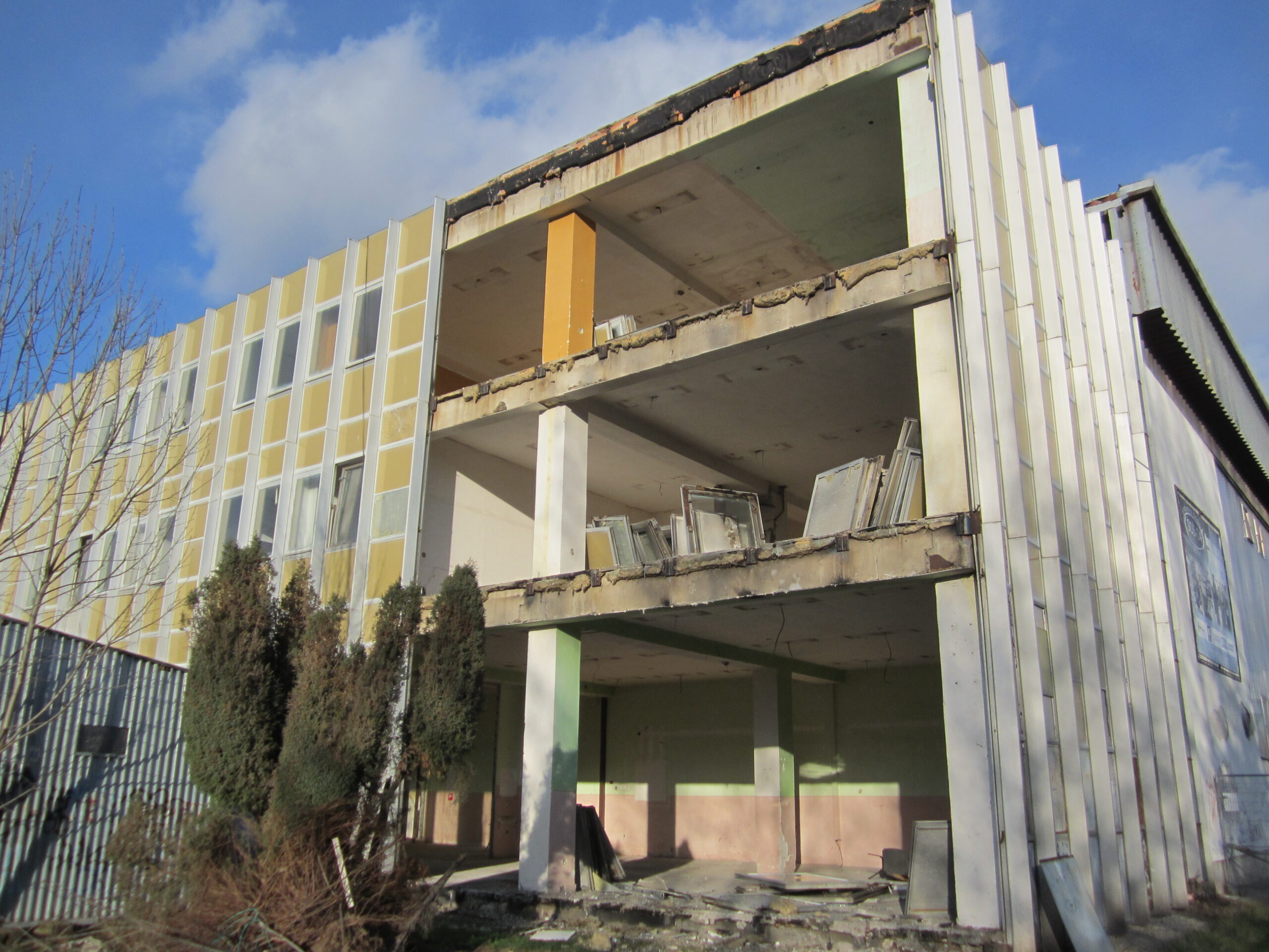 8 Spojená stredná škola Detva – opláštenie + priečky