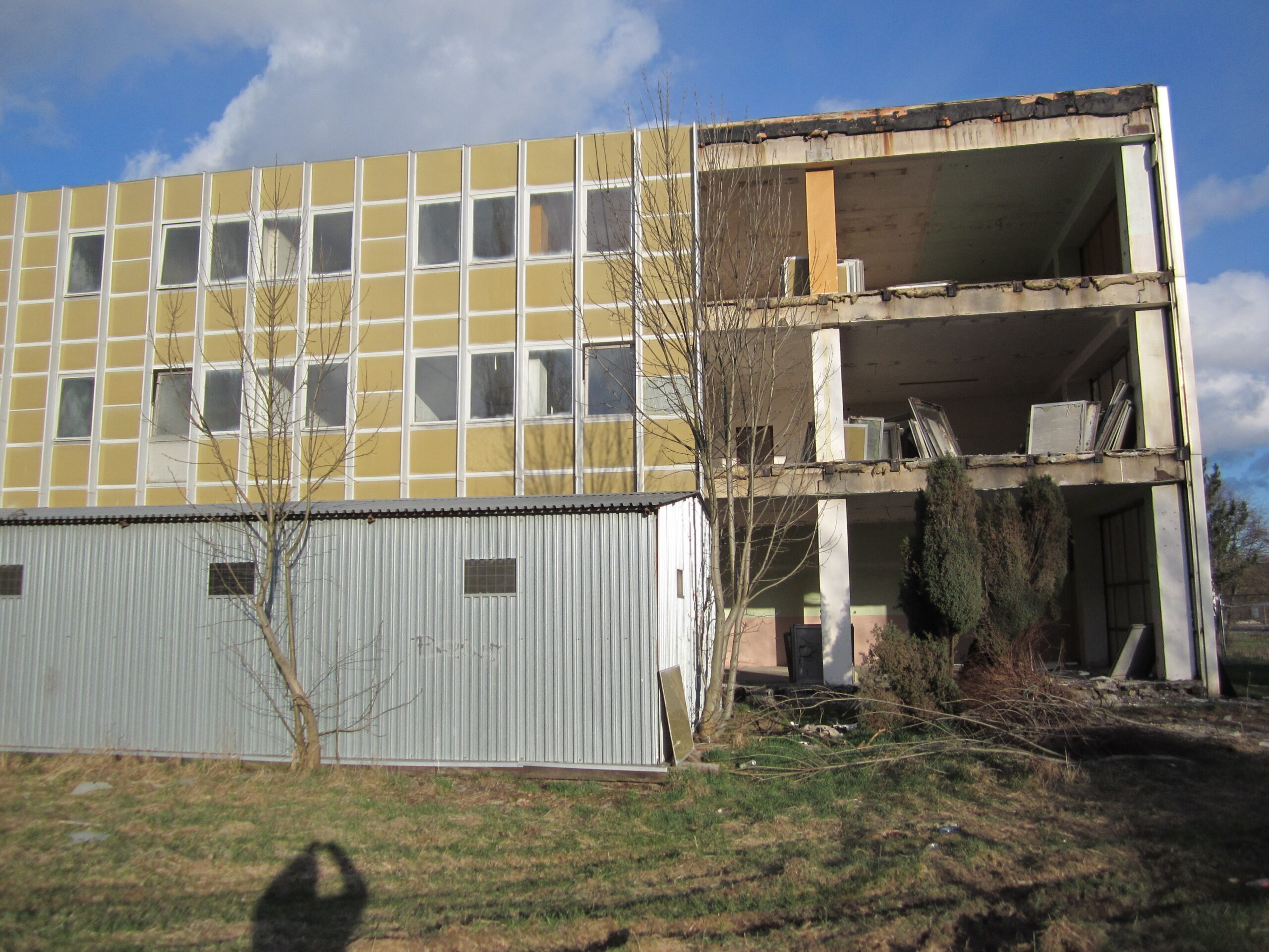 9 Spojená stredná škola Detva – opláštenie + priečky